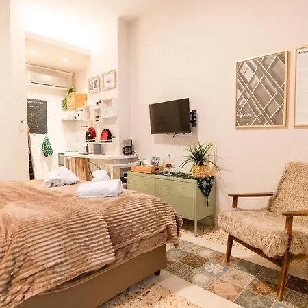 Chic Seaside Walk To Metro By Laonikos *