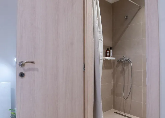 Chic Seaside Walk To Metro By Laonikos *