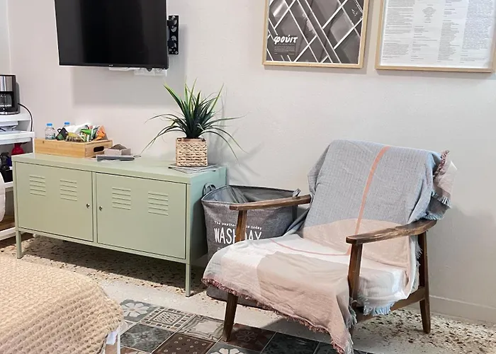 Chic Seaside Walk To Metro By Laonikos 公寓 *