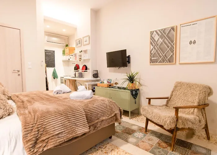 Chic Seaside Walk To Metro By Laonikos *