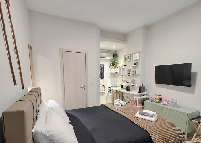 Chic Seaside Walk To Metro By Laonikos *